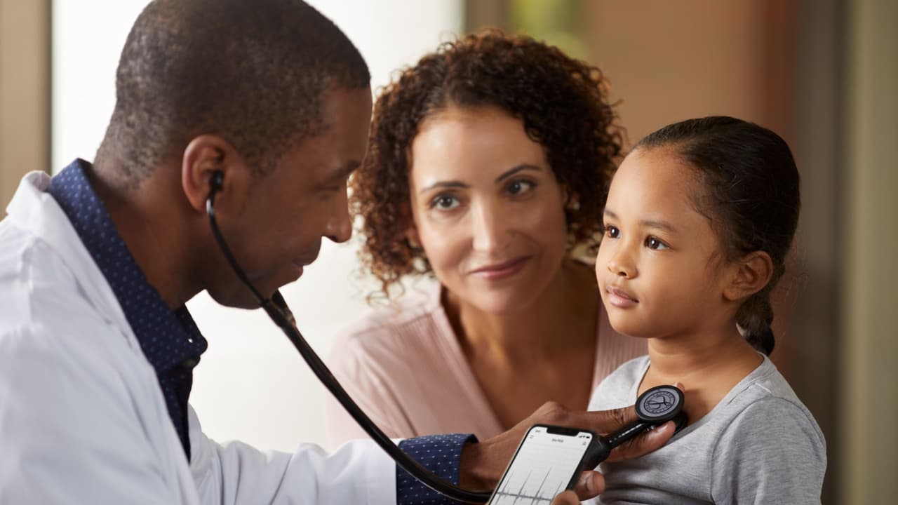 <b>Mira también:</b> Aunque la pandemia del coronavirus puso una pausa a los servicios médicos de rutina, ahora es notorio el regreso de los pacientes a los consultorios y, con ello, el aumento de las tarifas de los planes de cobertura de salud para el próximo año. La organización Kaiser Family Foundation realizó un estudio en 13 estados y Washington DC y consultó las tarifas que están ofreciendo 72 compañías aseguradoras. 
<b><a target="_blank" href="https://vix.com/es-es/canales/channel-callsign-frequancy-news-24-7?utm_medium=internal_referral&utm_source=univision&utm_campaign=evergreen&utm_content=ed_news&utm_term=video">Puedes ver en ViX más noticias gratis</a></b>.