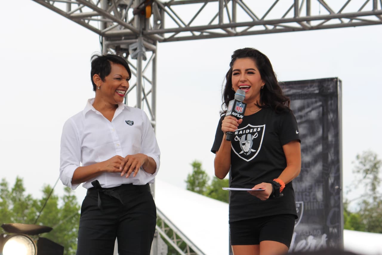 Te invitamos a disfrutar de las mejores imágenes de la visita de los Raiders al 'Coloso de Santa Ursula' promocionando el juego del próximo 21 de noviembre ante los Houston Texans.
