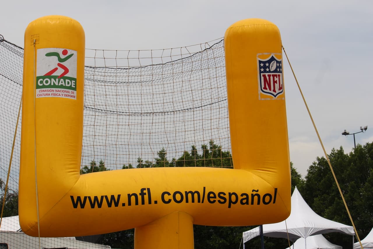 Te invitamos a disfrutar de las mejores imágenes de la visita de los Raiders al 'Coloso de Santa Ursula' promocionando el juego del próximo 21 de noviembre ante los Houston Texans.