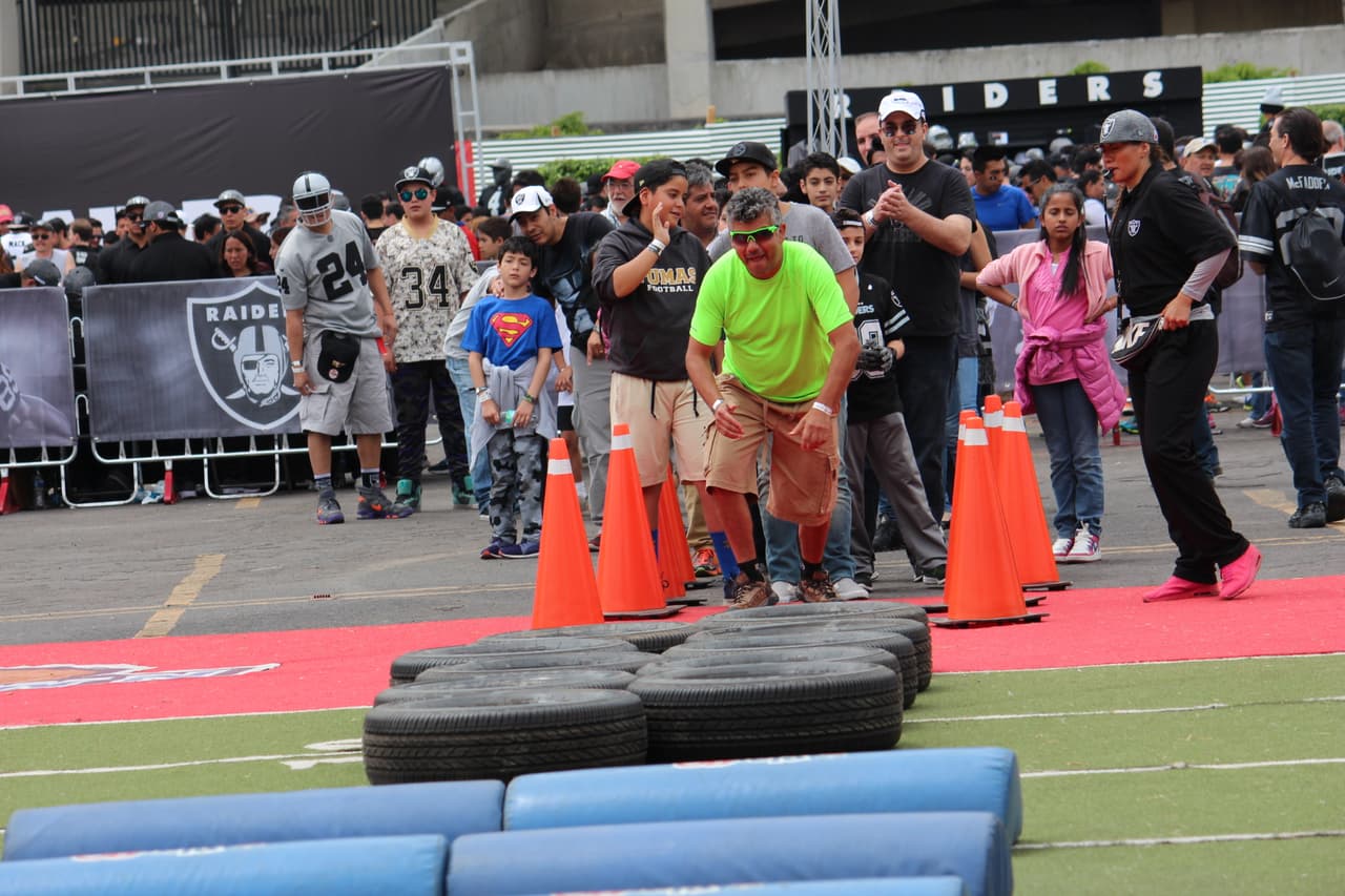 Te invitamos a disfrutar de las mejores imágenes de la visita de los Raiders al 'Coloso de Santa Ursula' promocionando el juego del próximo 21 de noviembre ante los Houston Texans.