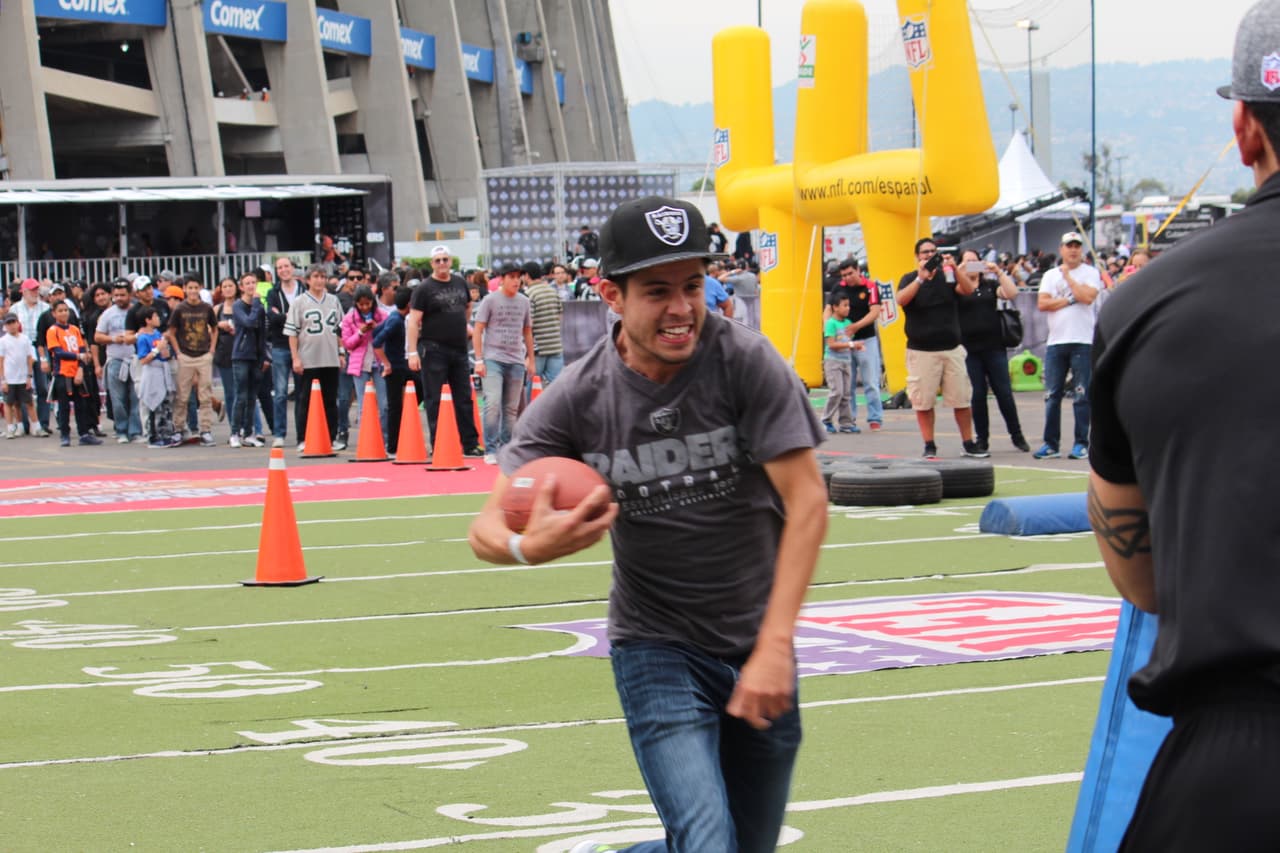 Te invitamos a disfrutar de las mejores imágenes de la visita de los Raiders al 'Coloso de Santa Ursula' promocionando el juego del próximo 21 de noviembre ante los Houston Texans.