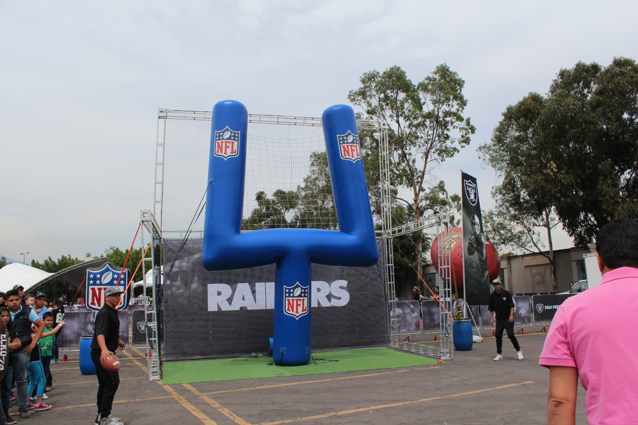 Te invitamos a disfrutar de las mejores imágenes de la visita de los Raiders al 'Coloso de Santa Ursula' promocionando el juego del próximo 21 de noviembre ante los Houston Texans.