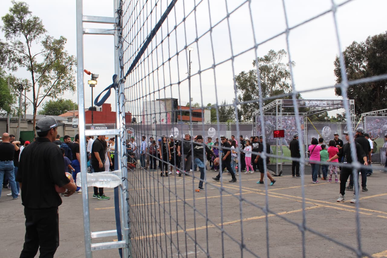 Te invitamos a disfrutar de las mejores imágenes de la visita de los Raiders al 'Coloso de Santa Ursula' promocionando el juego del próximo 21 de noviembre ante los Houston Texans.