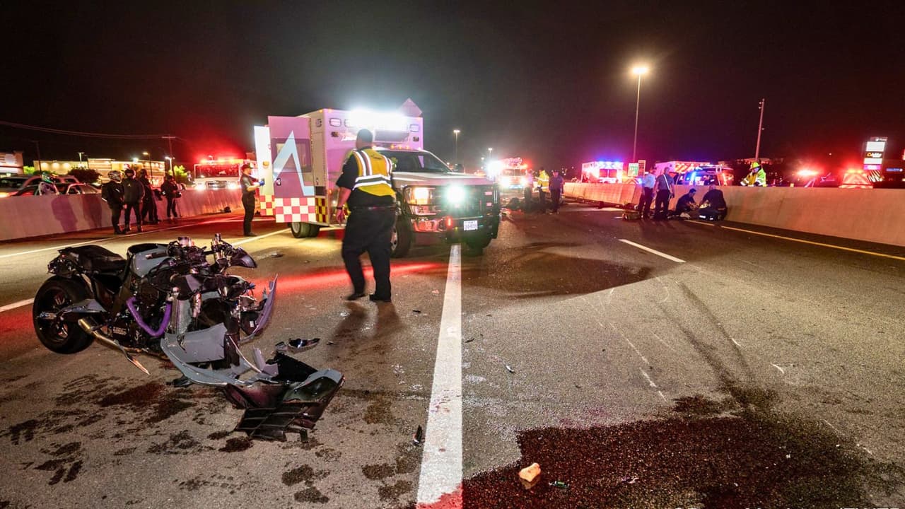 El accidente ocurrió la noche del viernes 18 de abril, minutos antes de las 8:45 p.m., a la altura de Heritage Trace. De acuerdo con 
<a href="https://www.fortworthtexas.gov/departments/fire" target="_blank">el Departamento de Bomberos</a>, 
<b>unas 15 motocicletas se vieron involucradas en el choque múltiple</b>. Algunas 
<b>ardían en llamas cuando llegaron los primeros equipos de emergencia</b>.