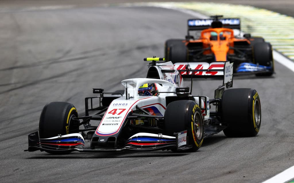 El mexicano Sergio Pérez se quedó en el cuarto sitio de la clasificación para el Sprint del Gran Premio de Brasil en el cual el británico Lewis Hamilton brilló y se quedó con la primera posición a pesar de la sanción que acarrea por modificaciones en el motor. Lewis Hamilton, perderá cinco puestos en parrilla, por cambiar la cámara de combustión del motor de su Mercedes, pero saldrá primero este sábado en la calificación sprint para el Gran Premio de Brasil.