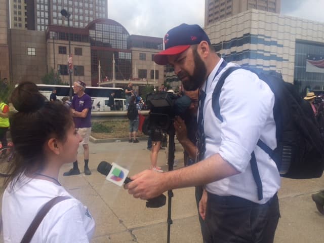 Ambiente fuera del Quicken Loans, donde se lleva a cabo el primer Día de la Convención Nacional Republicana.