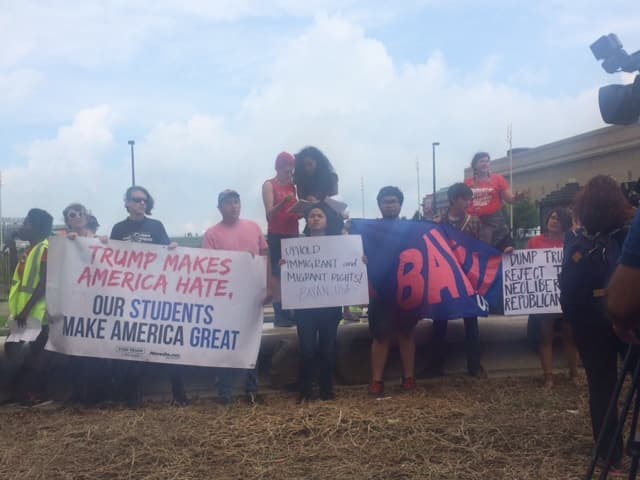 Ambiente fuera del Quicken Loans, donde se lleva a cabo el primer Día de la Convención Nacional Republicana.