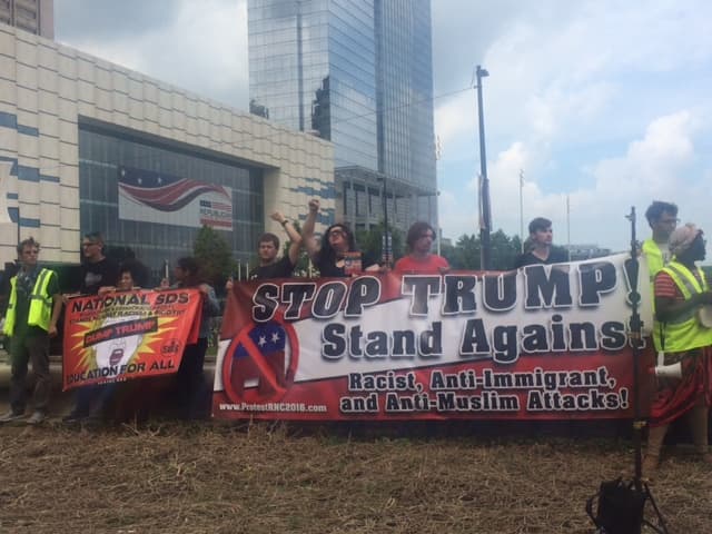 Ambiente fuera del Quicken Loans, donde se lleva a cabo el primer Día de la Convención Nacional Republicana.