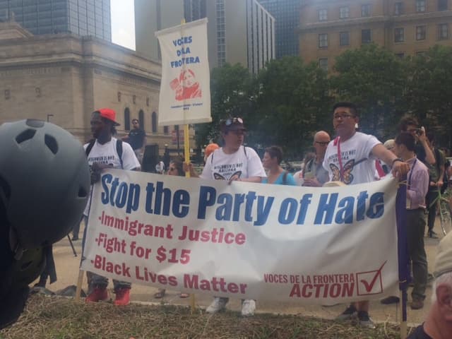 Ambiente fuera del Quicken Loans, donde se lleva a cabo el primer Día de la Convención Nacional Republicana.