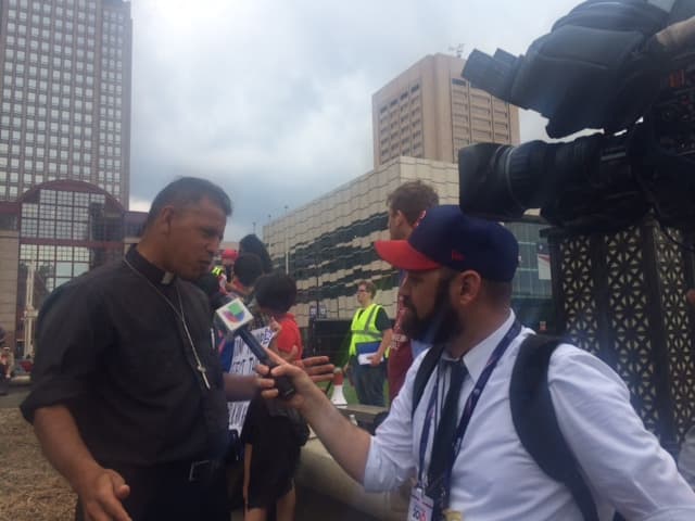 Ambiente fuera del Quicken Loans, donde se lleva a cabo el primer Día de la Convención Nacional Republicana.