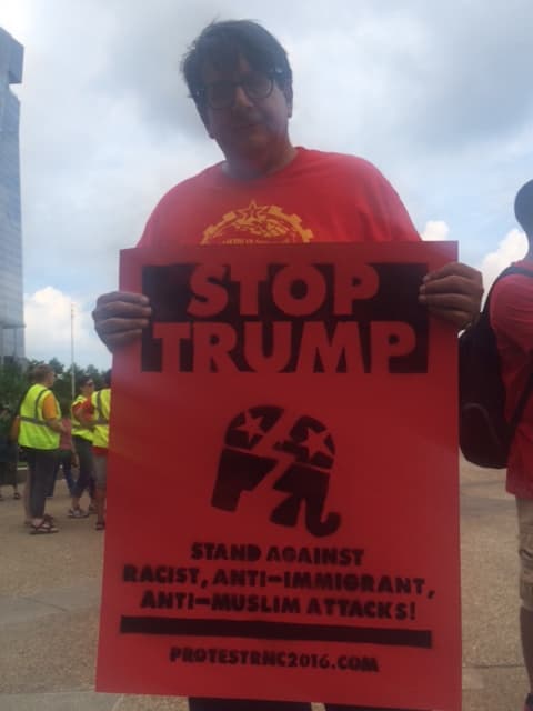 Ambiente fuera del Quicken Loans, donde se lleva a cabo el primer Día de la Convención Nacional Republicana.