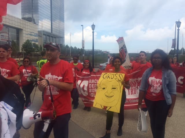 Ambiente fuera del Quicken Loans, donde se lleva a cabo el primer Día de la Convención Nacional Republicana.
