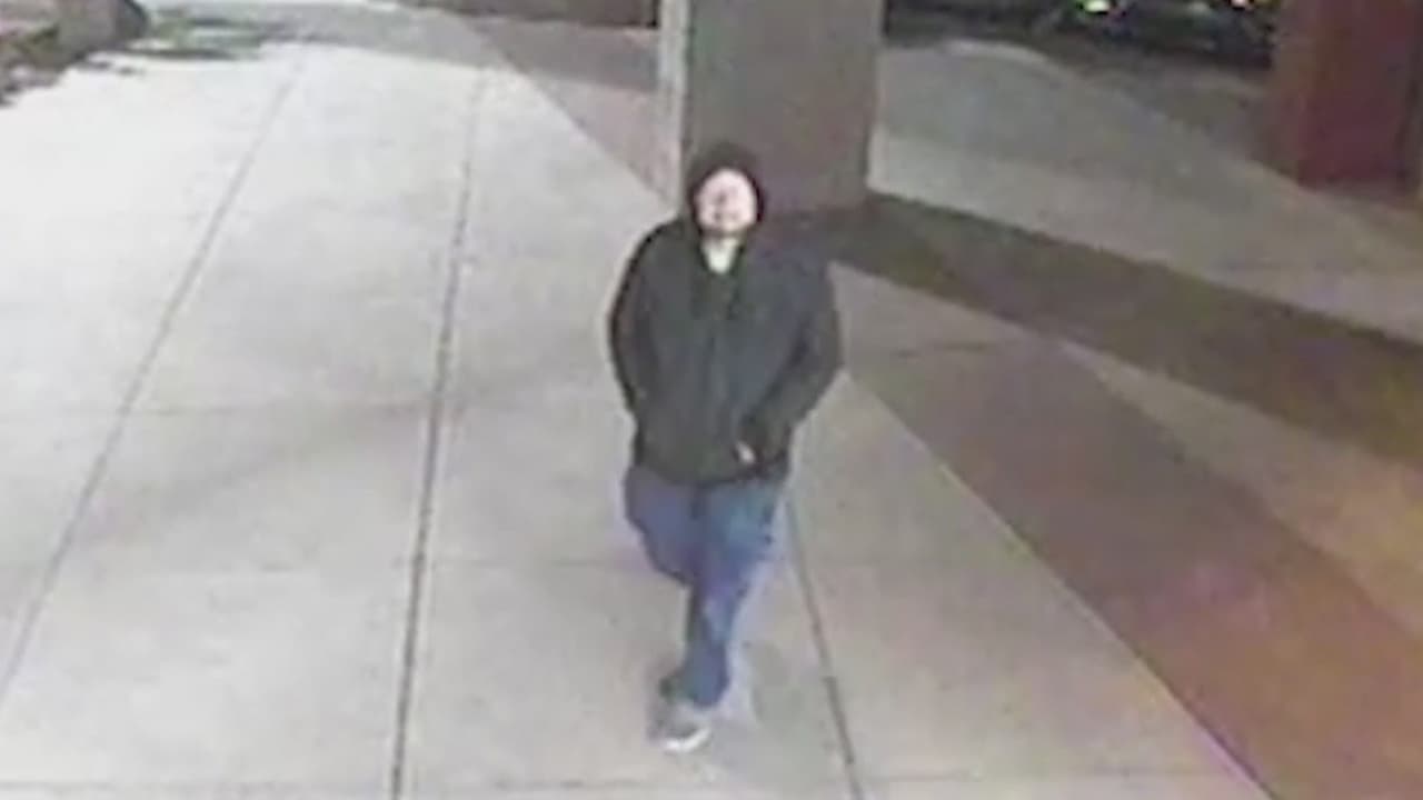 Una mujer muere apuñalada en un salón de belleza, una cámara de seguridad graba al sospechoso del crimen