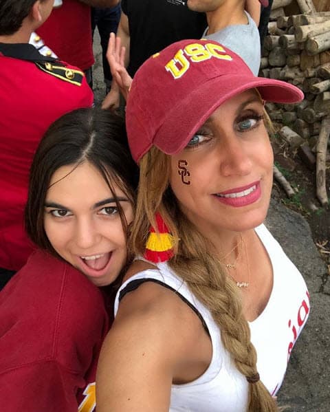 La Flaca se tomó fotografías con todo el mundo, ya que no pasó desapercibida por ser una famosa presentadora de Univision.