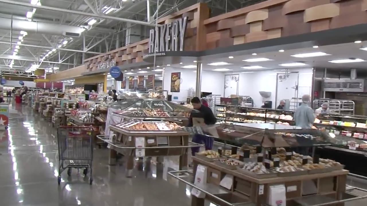 Este supermercado cuenta con el servicio Curbside y Home Delivery, en el que el cliente puede ordenar por una aplicación y esperar su compra en su casa.