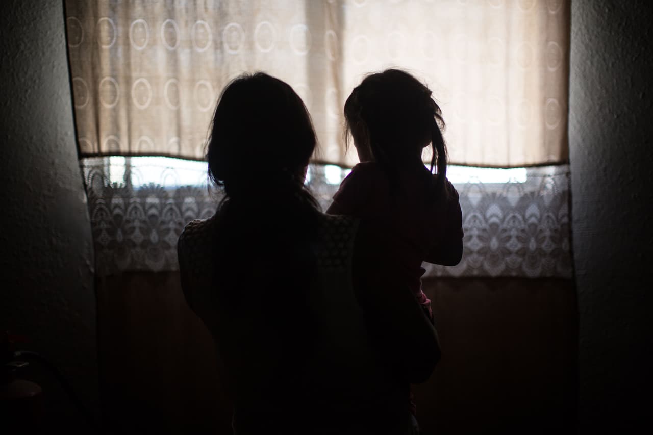 <b>María, una guatemalteca de 27 años,</b> fue regresada a México con sus tres hijos. Quiere ir a Estados Unidos para que sus niños tengan un mejor futuro y porque asegura que necesita protección porque era golpeada por su esposo. Ella asegura que tiene miedo de estar en México porque fue secuestrada y aunque escapó, amenazaron a su madre con que hallarían a la hija y la matarían. No ha logrado conseguir abogado que le apoye con su petición de asilo solo por estar en México. Si perdiera su caso no volvería a Guatemala, sino que se movería a Chiapas porque lo considera más seguro.