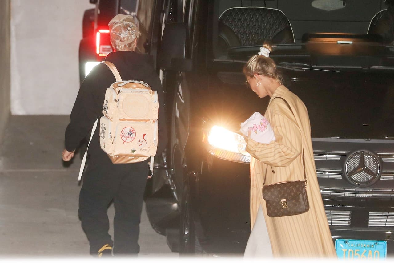 "
<b><a href="https://www.univision.com/famosos/duele-ser-destrozada-en-internet-hailey-bieber-manda-mensaje-a-quienes-la-critican-en-las-redes-sociales-fotos" target="_blank">Burlarse y menospreciar una enfermedad</a></b> que no entiendes nunca es el camino", continuó a través de Twitter. "Todo lo que necesitas es educarte a ti mismo", concluyó.
<br>