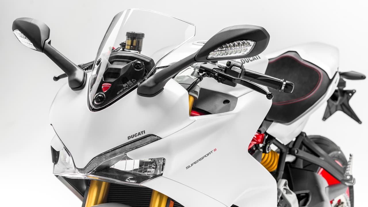 El cuadro de la moto está basado en los modelos de competición: la 1199 Panigale R representa a la marca italiana en el Campeonato Mundial FIM de Superbikes, mientras que la Desmosedici que compite en el MotoGP.