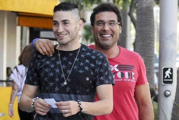 El actor mexicano 
<b>Eduardo Yáñez</b> escribe un nuevo capítulo en 
<b><a href="https://www.univision.com/famosos/por-primera-vez-mi-hijo-tiene-que-ganarse-su-propio-dinero-yanez-habla-de-lo-positivo-del-pleito-con-su-hijo-fotos">su relación con su único hijo, Eduardo Yáñez Jr. </a></b>