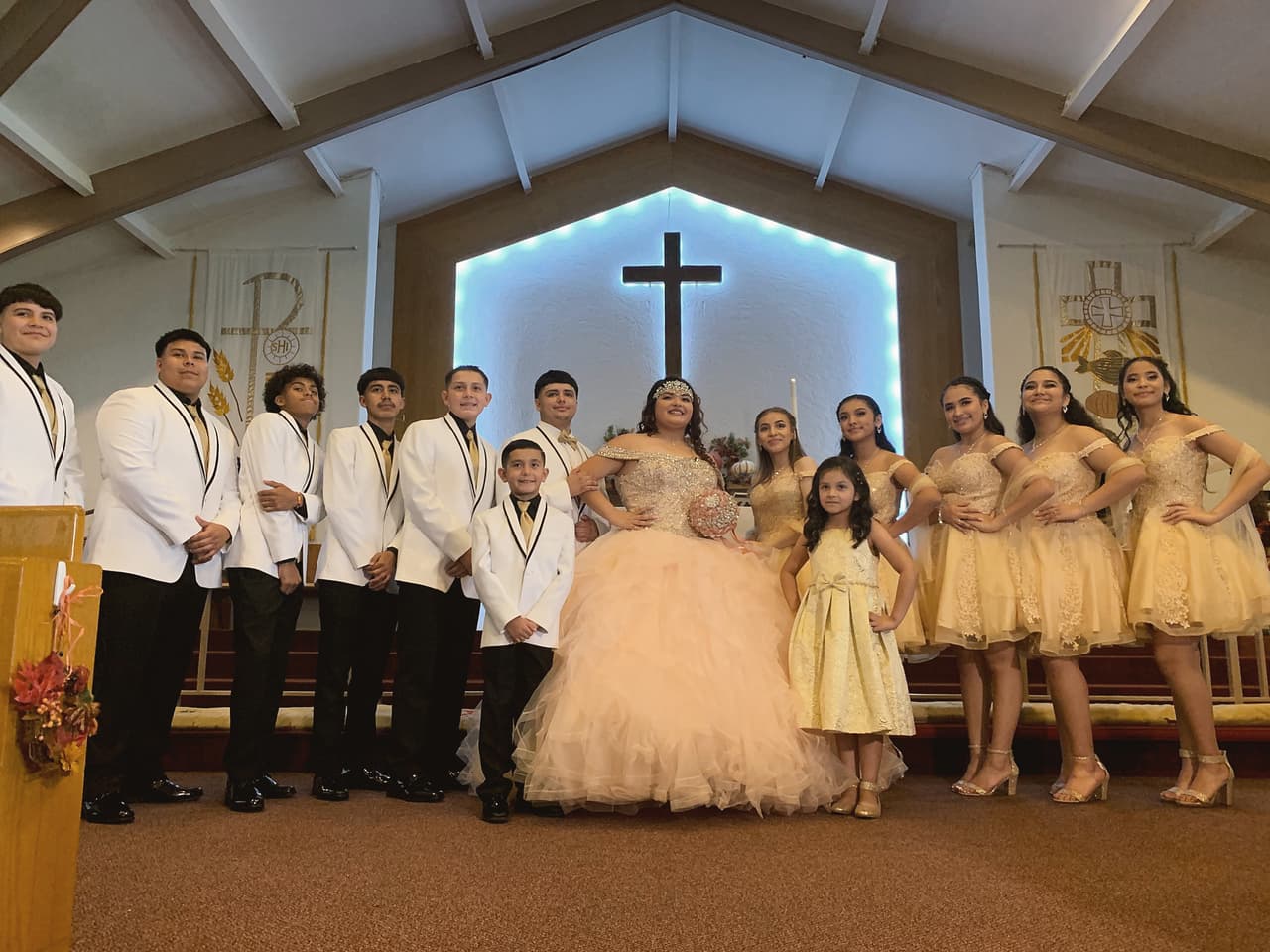 La quinceañera Kimberly Brown acompañada por su cortejo en la iglesia, donde la mañana de su cumpleaños la celebración comenzó con una misa con la que celebraron su paso de niña a mujer.