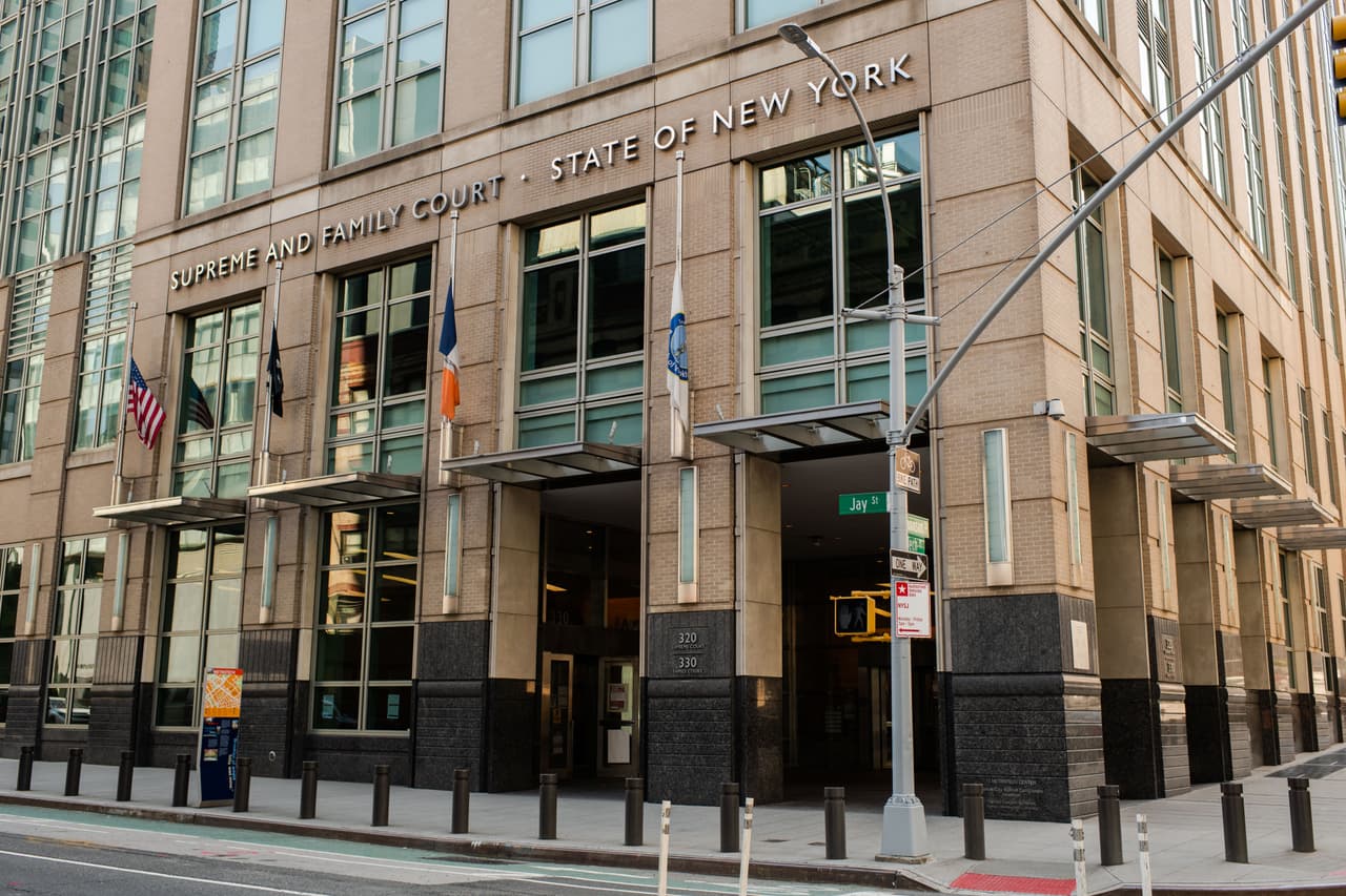 Exigen la eliminación de cargos y multas excesivas del sistema judicial en Nueva York