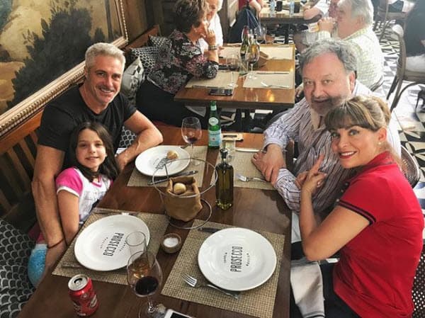 Es común verlos en familia junto a la pequeña María.