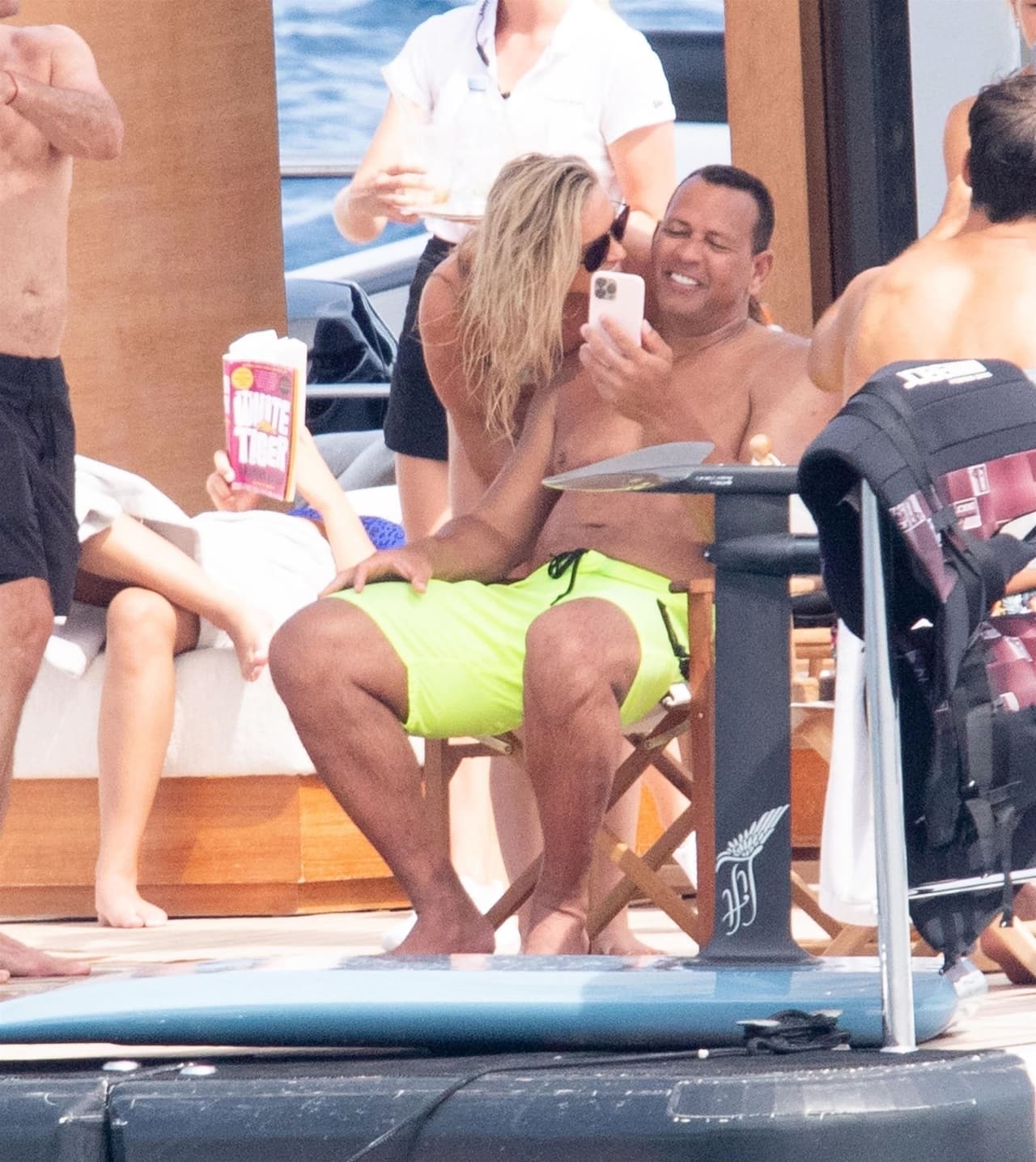 Al igual que lo está ‘Bennifer’, el también comentarista deportivo se encuentra estable en su relación con la nutricionista Kathryne Padgett, con quien comenzó a ser visto en enero de este año.
<br>