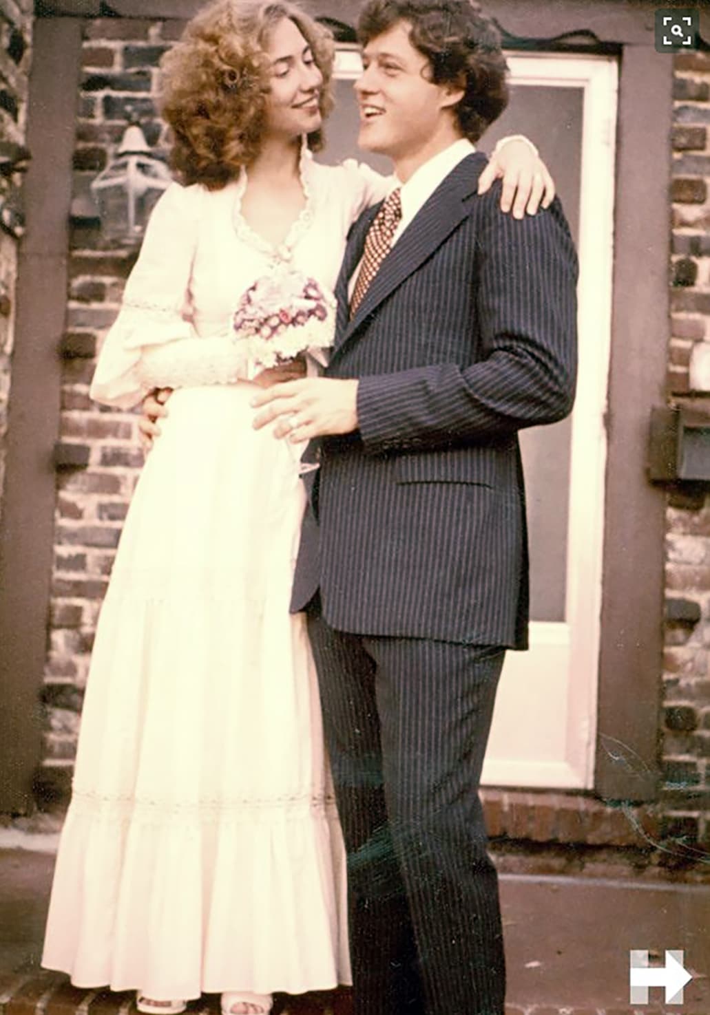 <b>La sencilla boda en Arkansas.</b> Trabajó como abogada para el comité del Congreso encargado de investigar al presidente Nixon y luego se mudó a Arkansas donde enseñó derecho penal, procedimiento penal y abogacía de litigación, y dirigió el consultorio de asistencia jurídica y proyectos en las prisiones. El 11 de octubre de 1975 se casó con Bill Clinton en una pequeña ceremonia en Fayetteville, Arkansas.