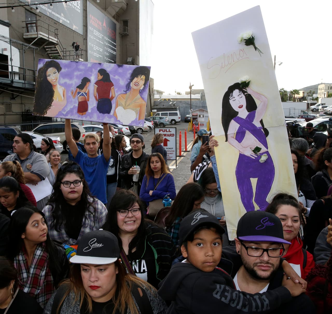 Desde muy temprana hora los seguidores de Selena comenzaron a congregarse frente a la que fuera su disquera, acompañados de carteles y cantando las canciones que hoy son un clásico de la música Tex-Mex.