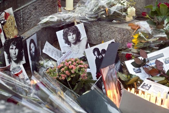 Jim Morrison El vocalista de The Doors falleció a los 27 años el 3 de julio de 1971. Fue encontrado en la tina de su apartamento y, aunque no se realizó autopsia, se asegura que fue una sobredosis de heroína.