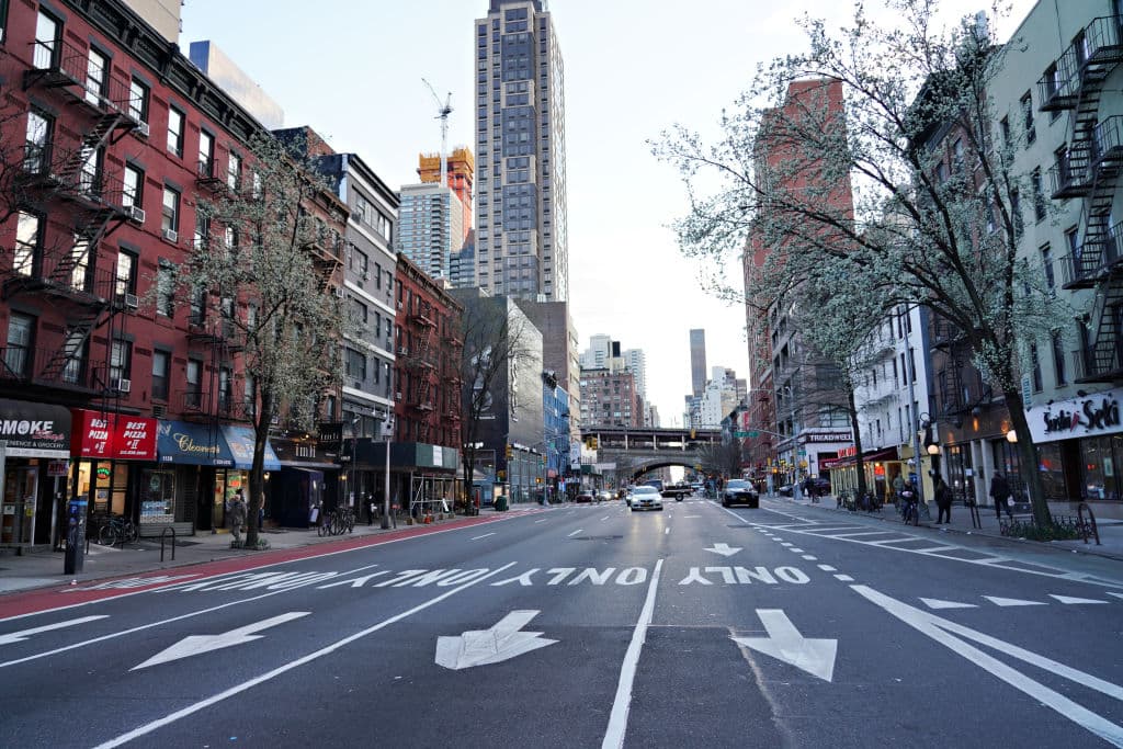 La Primera Avenida de Nueva York totalmente vacía. Los países tratan de frenarel contagio con restricciones drásticas a los movimientos de poblaciones enteras, el cierre de escuelas, fábricas y negocios, e imponiendo el teletrabajo.