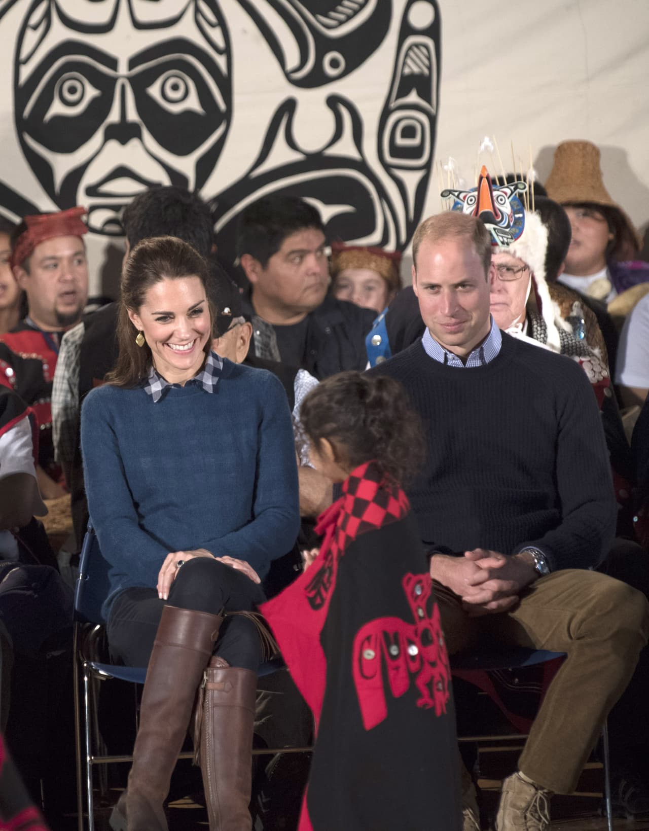 Kate quedó prendada de esta pequeña que se acercó a saludarla.