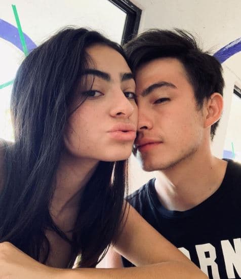 Sobre la posibilidad de trabajar a lado de su novia, Luis Curiel 
<a href="https://www.lasestrellas.tv/telenovelas/vencer-el-pasado/luis-curiel-confiesa-como-es-compartir-escenas-de-amor-con-valentina-buzzurro" target="_blank">comentó en una entrevista</a> del pasado septiembre que “fue muy padre (...) lo disfrutamos muchísimo”.