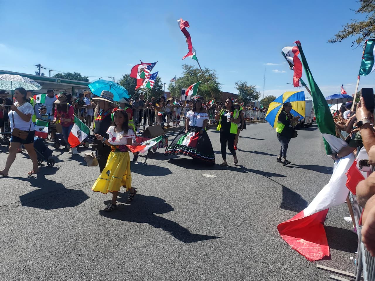 Desfile por día de la Independencia de México en Cicero. Con sombreros y trajes típicos los participantes del desfile deleitaron a los asistentes.