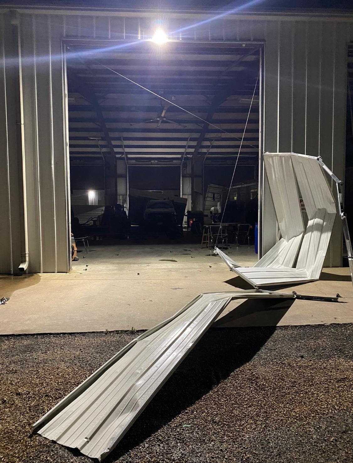 Condado Johnson, daños ocacionados (en lo que luce ser un taller) por los fuertes vientos.
<br>