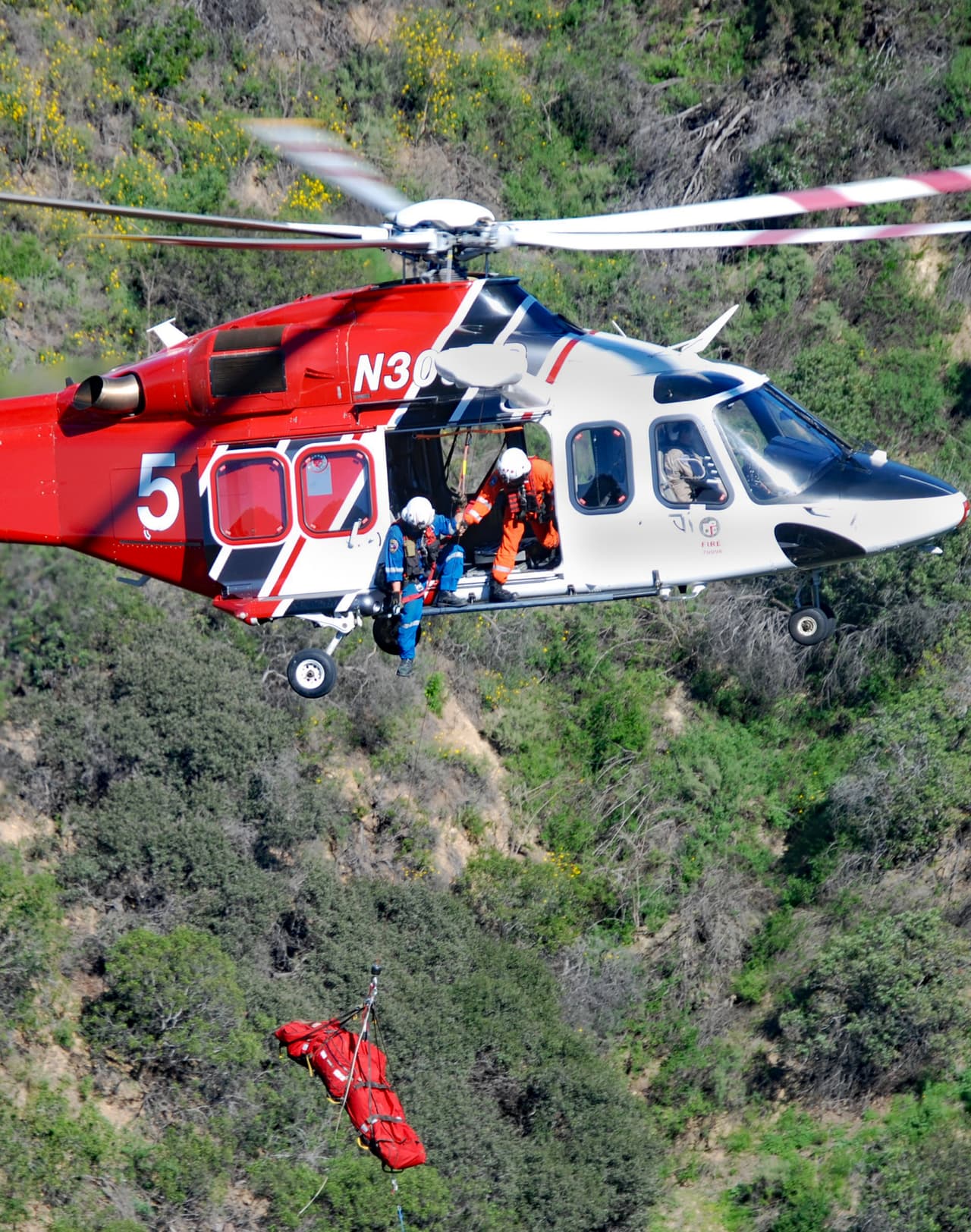 El Departamento de Bomberos estaba listo para ese escenario y en tierra fueron asistidos por
<b>la tripulación de un helicóptero de rescate</b> que sobrevolaba el lugar.