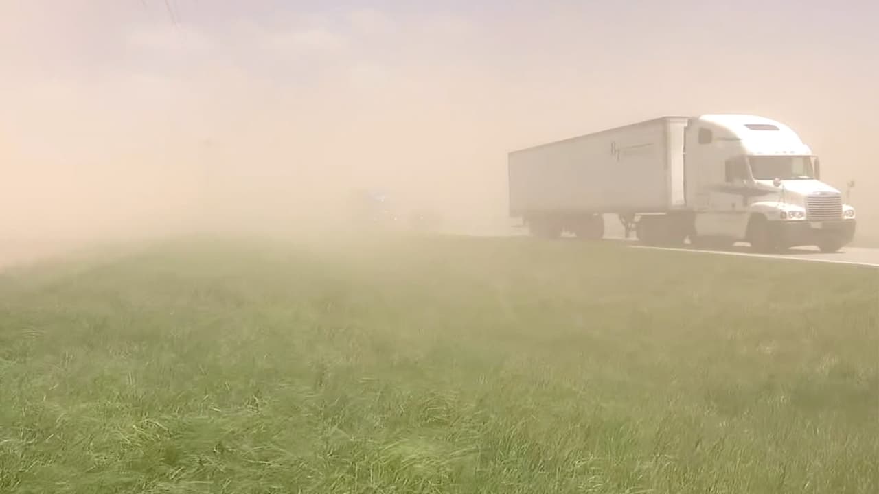 <b>¿Qué causa una tormenta de polvo?</b>
<br>De acuerdo con Allison Göhler, meteoróloga de Noticias Univision Chicago, las tormentas de polvo o arena son comunes en lugares áridos o desérticos. Sin embargo, este lunes se sumaron varios factores para que se diera este fenómeno en Illinois.