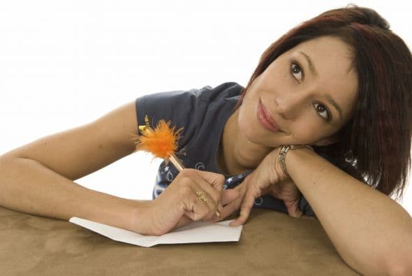 Envía una nota de agradecimiento escrita a mano, recomienda Ramsey. Lleva unas estampillas contigo, escribe la nota antes de irte y deposítala en un buzón en tu camino de regreso a casa. Entrevista con Lydia Ramsey, experta en etiqueta de negocios y autora del libro Manners That Sell.