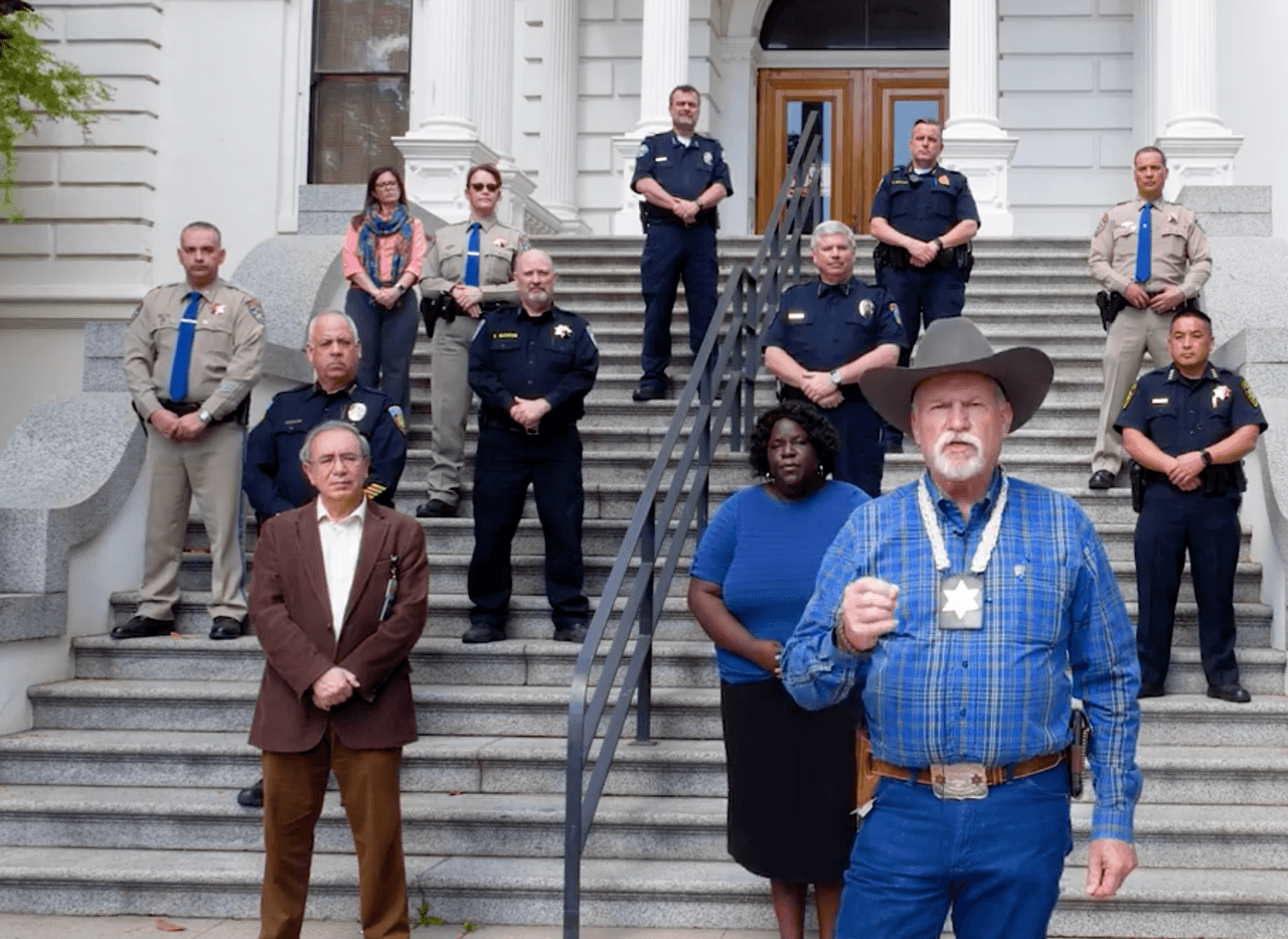 Autoridades del condado de Merced advierten que harán cumplir la normativa si los residentes insisten en salir de casa