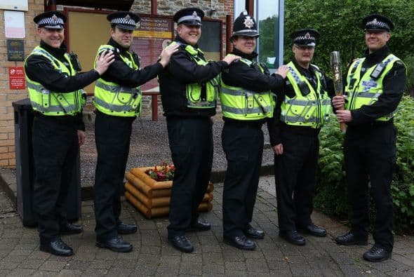 Granaderos y los partidarios de la presidenta argentina, Cristina Fernández de Kirchner se reúnen fuera de la Catedral.