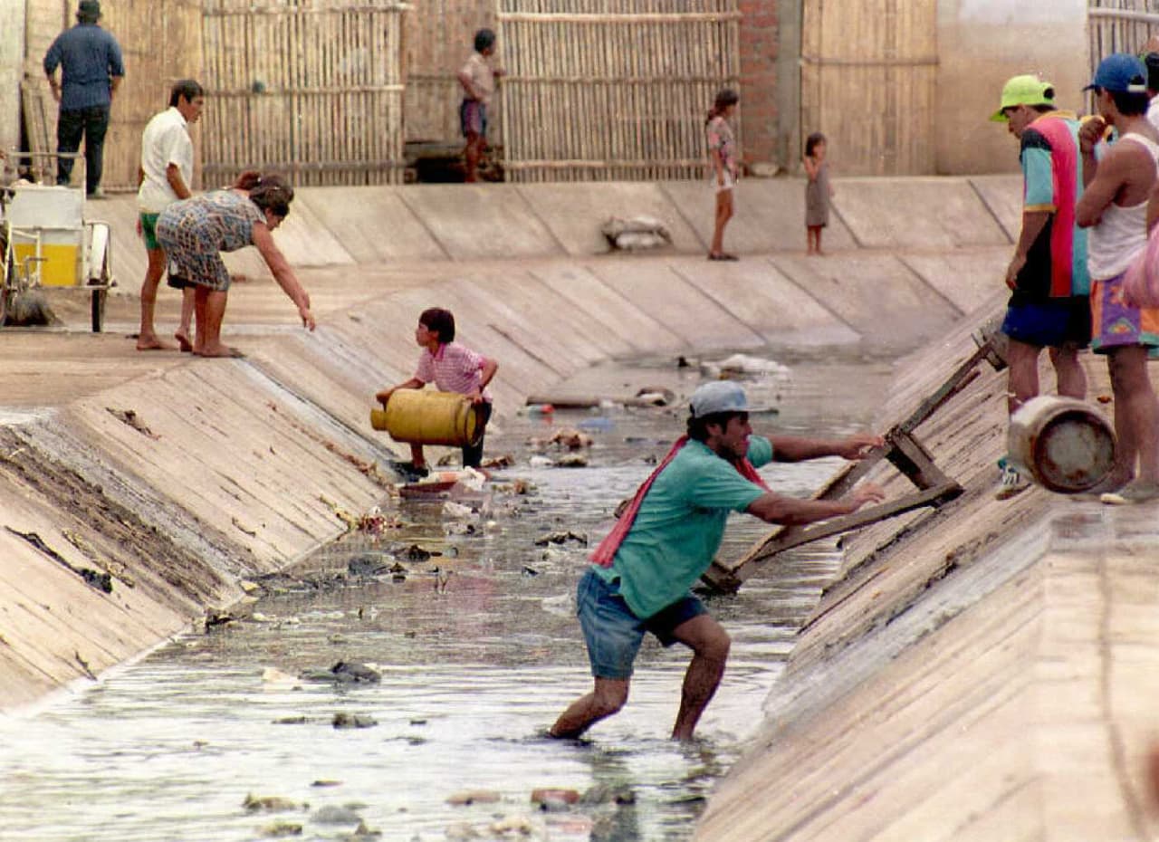Una imagen de enero de 1995 muestra el contrabando de bombonas de gas a través del canal que separa Aguas Verdes (Perú) y Huaquillas (Ecuador).