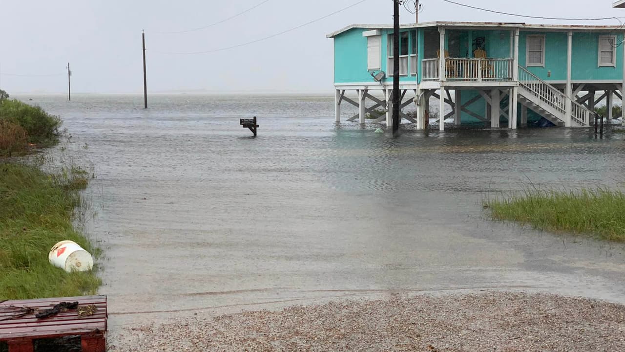 Desde el pasado sábado, el juez del condado Brazoria, Matt Sebesta, emitió una orden de evacuación voluntaria y firmó una declaración de desastre anticipándose a los daños que se puedan registrar.