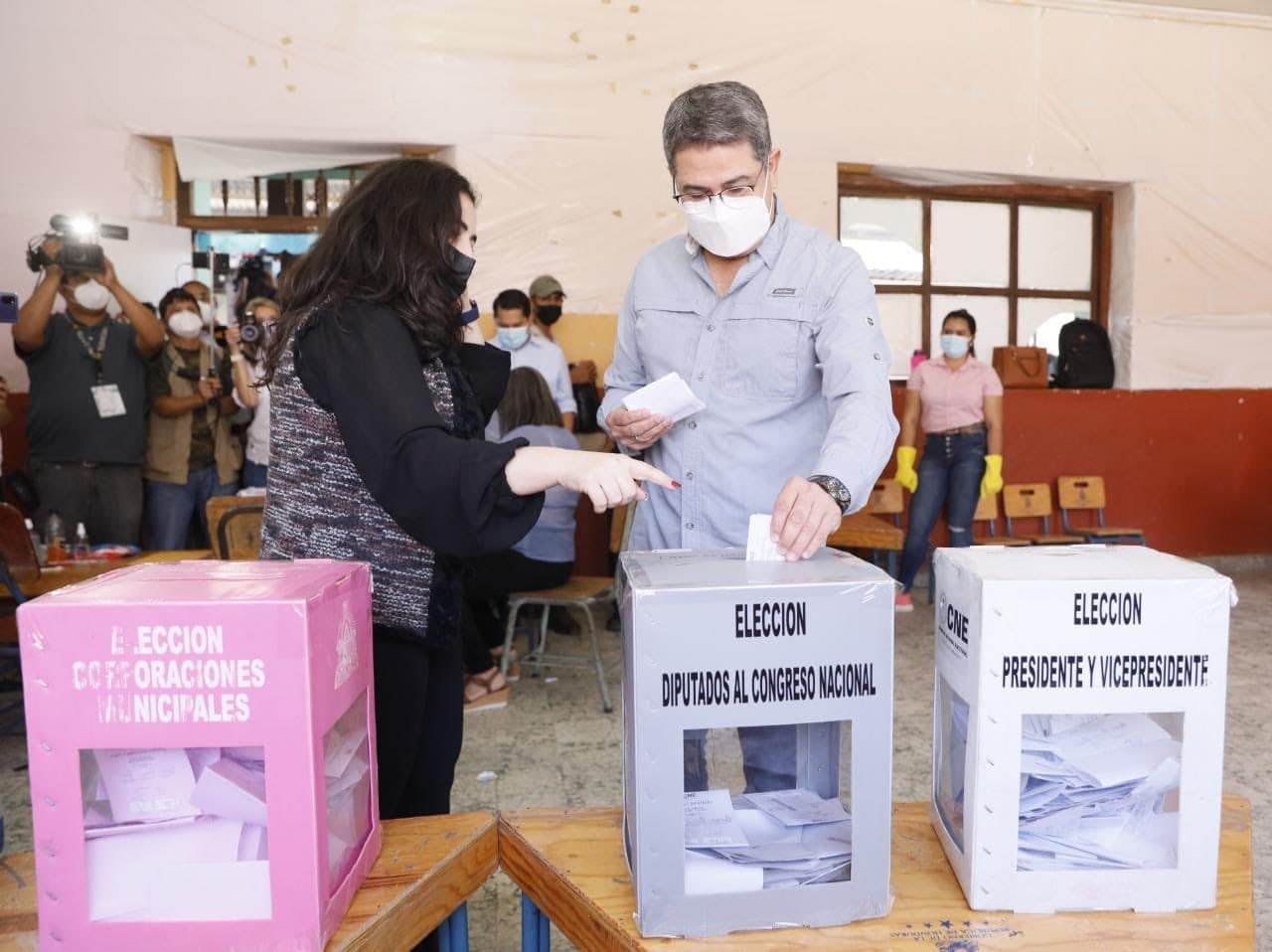 Hernández ejerció su votó este domingo en las primarias en la ciudad de Gracias, departamento de Lempira, en el occidente hondureño, su tierra natal.