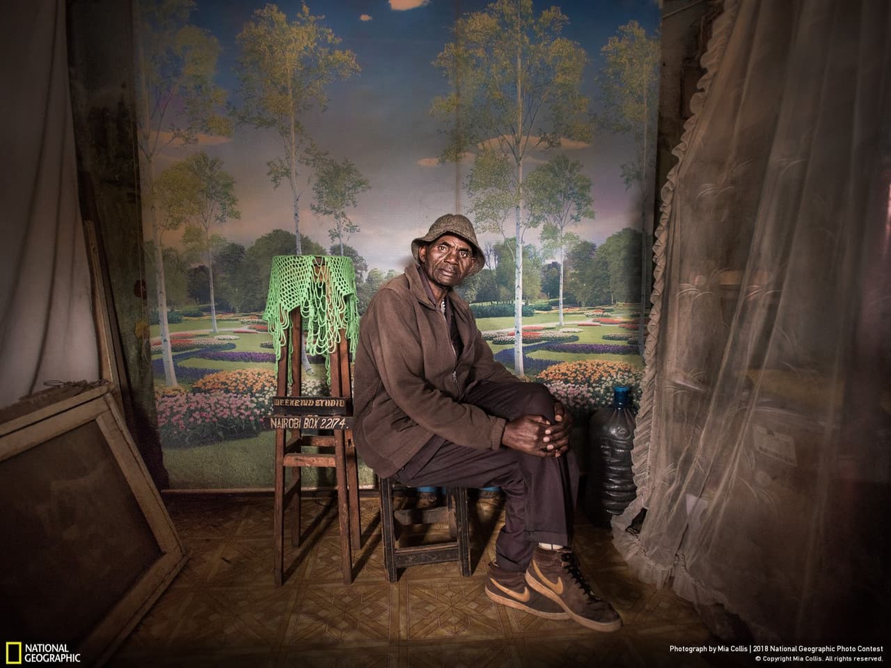 <b>Domingo de gala en el estudio Weekend.</b> "Tomé esta foto de David Muyochokera en su último día como fotógrafo en el Estudio Weekend en Kibera, una gran ciudad de barrios pobres en Nairobi, Kenia. David había trabajado allí durante 37 años, pero el Estudio Weekend estaba a punto de cerrar para siempre. David explicó que ahora que los teléfonos tienen cámaras, la demanda por su trabajo había disminuido. Estaba preocupado por el inminente cierre del estudio, por lo que finalmente asumí el alquiler. Ahora un retrato de David cuelga en Weekend Studio en su memoria”, conto la autora de la fotografía, primer premio en la categoría ‘Gente’.