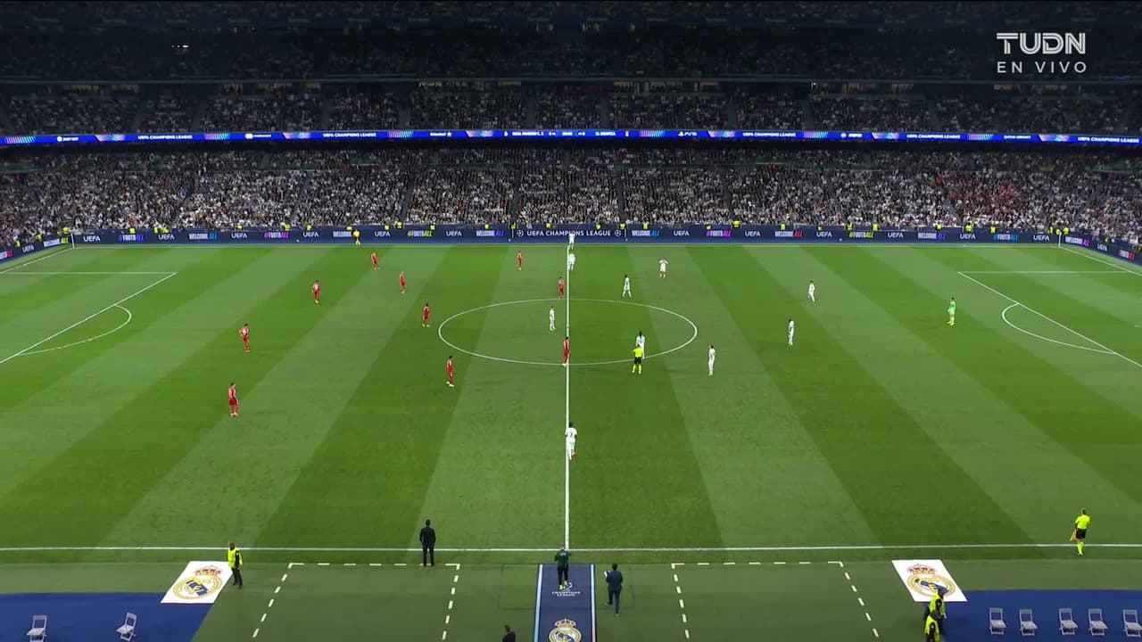 Arranca el partido y la pelota está en juego.