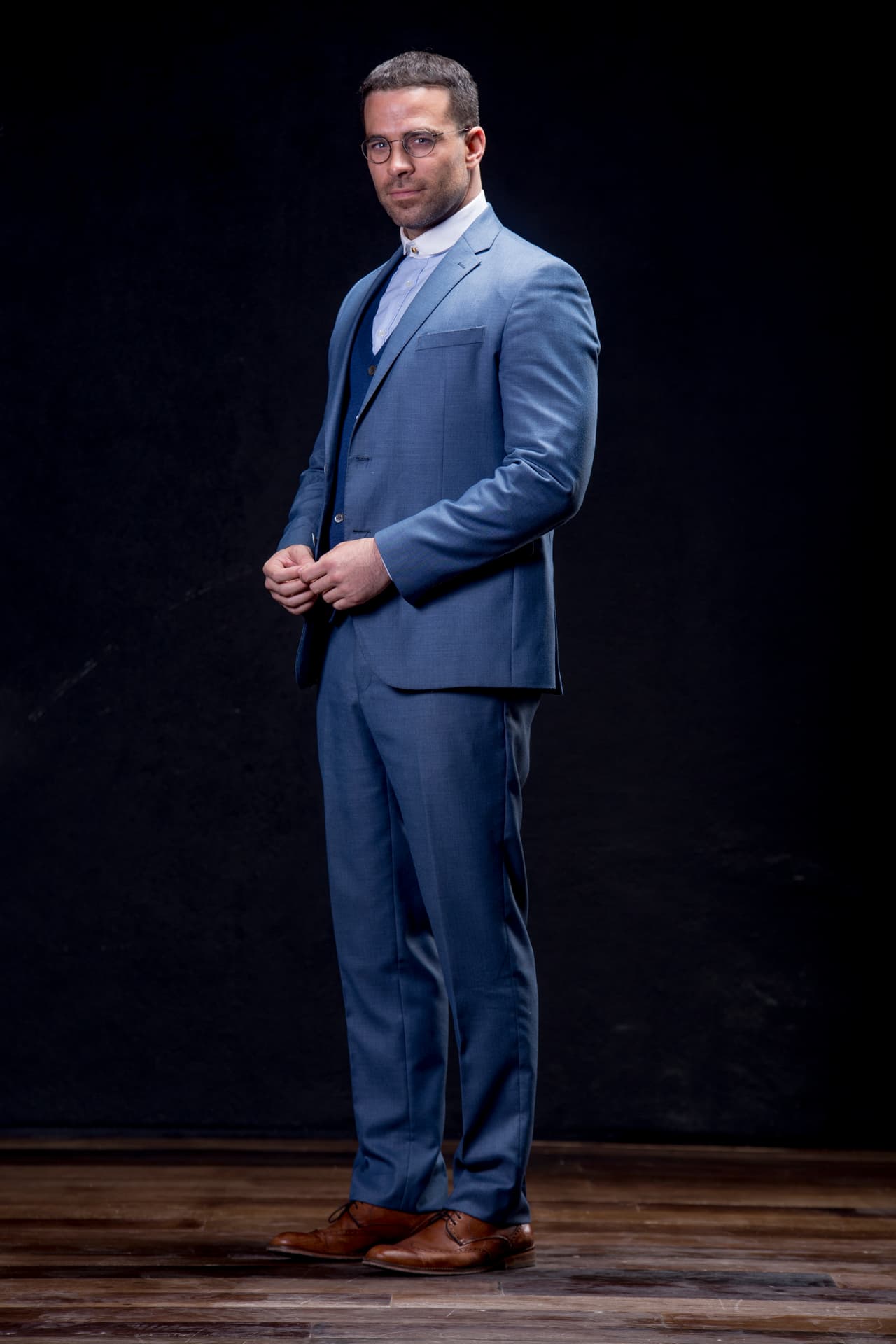 Alejandro Nones es Johny Corona. Es experto en finanzas y la mano derecha de León en el Grupo Carvajal. Es arribista y quiere conquistar el imperio de León y a su esposa.