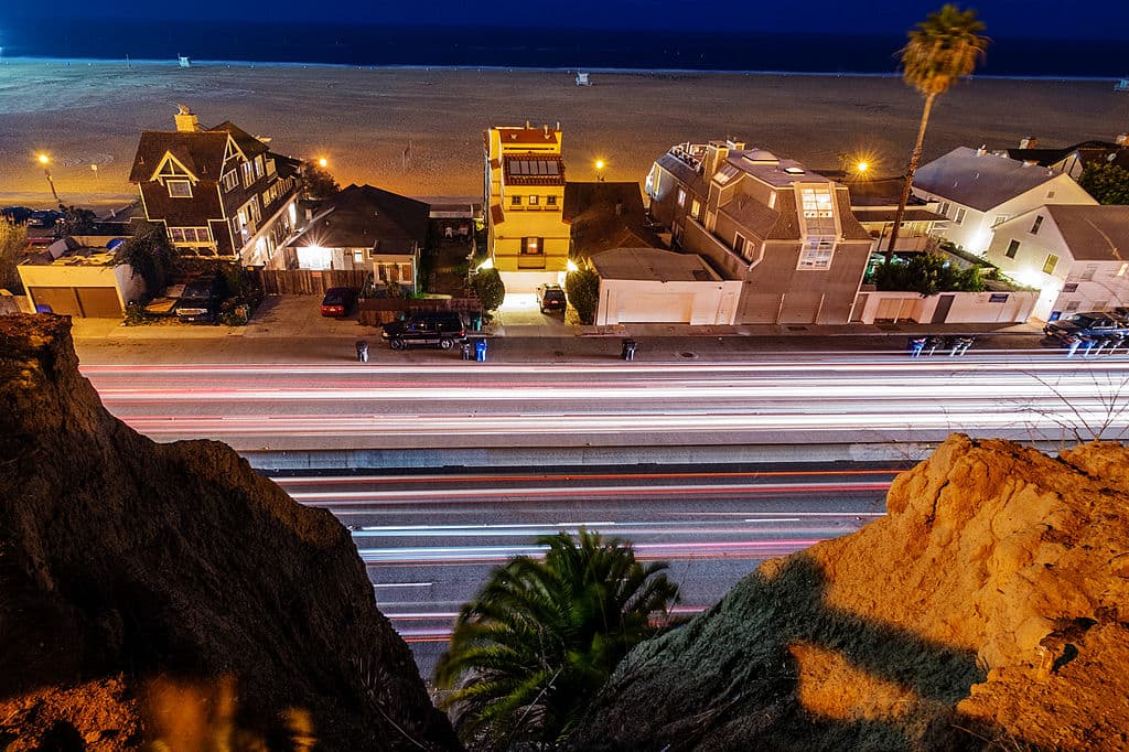 <b>Pacific Coast Highway, Estados Unidos</b>
<br>
<b> </b>En esta carretera en California que va desde San Diego hasta la ciudad de San Francisco se han registrado miles de avistamientos ovni desde inicio de 1942, año en el que Estados Unidos utilizó esa ruta cuando ingresó a la Segunda Guerra Mundial. En febrero de ese mismo año se dice que las fuerzas armadas estadounidenses tuvieron una batalla aérea contra un ovni, objeto que confundieron con naves enemigas.