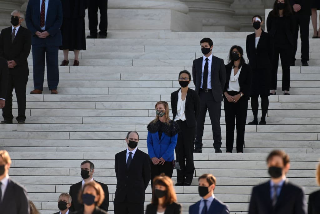 Exayudantes de la magistrada de la Corte Suprema Ruth Bader Ginsburg esperaron la llegada del féretro con los restos de la jueza.