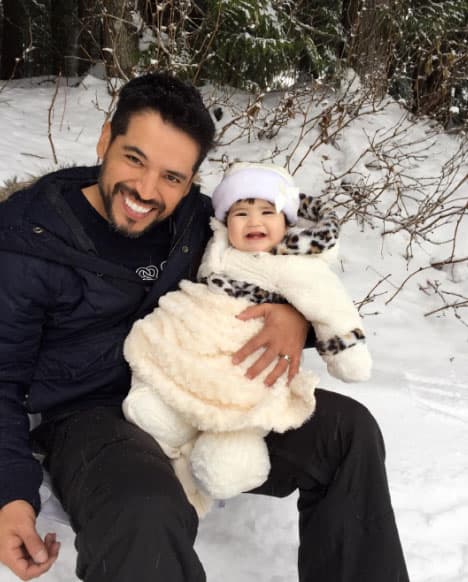 A Luis le encanta cuidar a sus dos belleza, y Giulietta es la más feliz en brazos de papá.