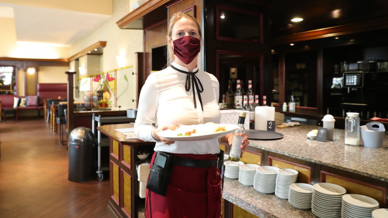 <b>En video: <b>Baja la tasa de desempleo en EEUU, casi un millón de nuevos empleos se crearon en julio</b></b>
<br>
<br>El anuncio fue hecho por el Departamento de Trabajo de Estados Unidos, indicando que en julio se generaron 943,000 puestos de trabajo, por lo que la tasa de desempleo disminuyó a un 5,4%. El aumento de empleos sucedió en hoteles y restaurantes.